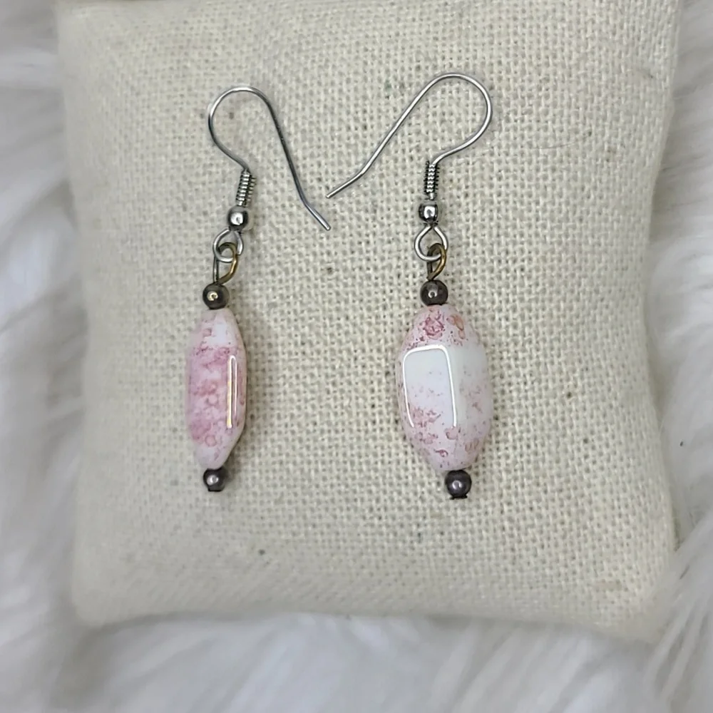 Earrings Dangle Pink White Glass Beads Casual Everyday Basic EUC Preppy Fashion - Picture 3 of 3